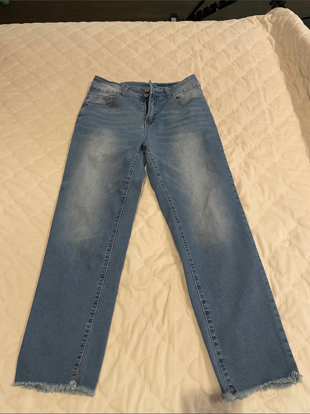 Light Blue women’s Straight-Leg cropped jeans